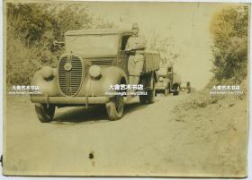 民国日军侵华时期，在中国所用的94式改进型95运输卡车老照片，14.5X10.4厘米。泛银。