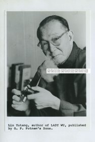 1965年林语堂先生抽烟斗肖像老照片一张。林语堂（1895年10月10日~1976年3月26日），福建龙溪（今漳州）人，中国现代著名作家、学者、翻译家、语言学家。早年留学美国、德国，获哈佛大学文学硕士，莱比锡大学语言学博士。 1923年回国，任北京大学教授、北京女子师范大学教务长和英文系主任。17X12.2厘米