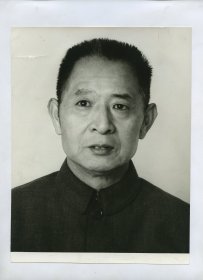 1980年胡耀邦同志大幅标准照老照片一张。 25.2X19厘米