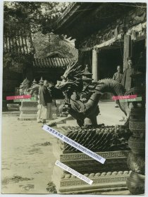 1900年美国著名摄影师詹姆士·利卡尔顿（James Ricalton，1844-1929）拍摄的庚子事变慈禧出逃后的北京紫禁城故宫储秀宫宫门老照片一张，1912年雇佣他的安德伍德公司用原始底片洗印出的老照片一张。储秀宫是慈禧的寝宫，庚子西狩时其仅留几位太监看管。20.3X15.2厘米，泛银