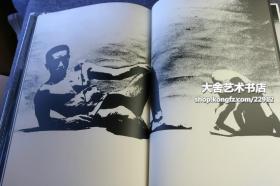 【382/500限量签名本】原版摄影集写真集《蔷薇刑》 2008年光圈出版社(Aperture)出版，依据1963年日本集英社初版精印，摄影师细江英公亲笔手写签名并钤印，借用三岛由纪夫的肉体，表现生命与死亡的主题。 保真， 八开超大开本 特装本  42.6X27.6厘米。