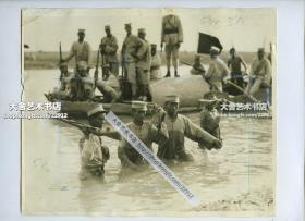 1932年2月渡河中的国民党国军士兵大幅银盐老照片一张。24.9X20.3厘米