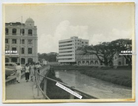 1950年代马来西亚吉隆坡，陆佑（Loke Yew ）大厦及市区河道老照片，8.6 X6.7厘米，泛银。陆佑是著名华侨实业家、金融家，慈善家。本姓黄，名佑又名如佑，字弼臣，号衍良。广东江门鹤山雅瑶镇黄洞村人。