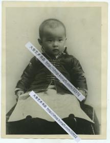 1922年清代皇室爱新觉罗·载抡（Tsai Lun ）的女儿格格金叔颖幼年肖像照片 ，载抡汉名“抡赞臣”，又名金赞臣，是庆亲王奕劻的第五子，是慈禧太后的亲侄，加封“辅国公”爵位。21.5X16.5厘米