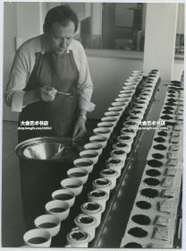 1979年6月德国杜塞尔多夫茶容公司（Firm Teekanne ）的茶叶专家，对茶叶样品进行口味评估和检验。 23.9X17.6厘米。