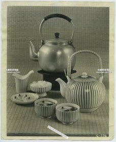 1957年当时流行的精美茶壶茶具老照片一张。 25.2X20.4厘米