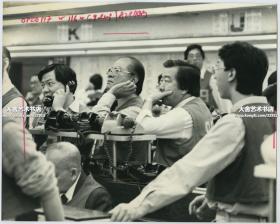 1986年代香港证券交易所大厅金融股票交易员们照片一张。25.3X20.3厘米