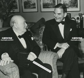 1953年前二战英国首相温斯顿·丘吉尔访问美国纽约，与当地议员政要交谈老照片。23.2X17.7厘米。2002年BBC曾举行了一个名为“最伟大的100名英国人”的调查，结果丘吉尔获选为有史以来最伟大的英国人。
