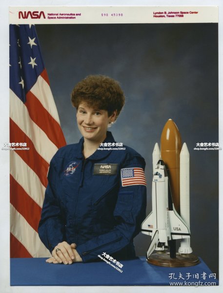 1990年是美国女宇航员苏珊·杰弗里斯（Susan J. Helms）的美国航天局NASA官方正照照片， 最长太空行走的世界纪录创造者，因在民用和军用太空项目方面的成就而当选为美国国家工程院院士。据说她的后代之一，乔丹（Jordan）选择了到中国留学。27X20.2厘米