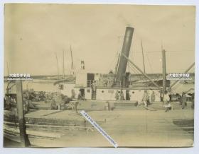 清代庚子事变时期，载有德国士兵的汽船停靠天津塘沽码头老照片一张。9.9X7.5厘米