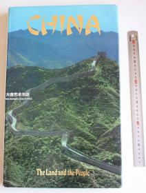 特价：英文原版“中国--土地和人民” 摄影画册集,250+彩色摄影照片，大厚册重3公斤。大量七八十年代中国各地风土人情，改革开放初期的记录，摄影手法很高。涵盖黄山，昆明，桂林，北京，广东，宜昌，等等