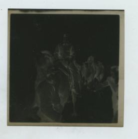 1946年北京北平军事调处执行部（简称“军调部”）的美军军官和赶骆驼交通运输队的把式小哥胶片底片一张。6厘米×6厘米。泛银。