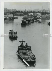 1978年苏州京杭大运河航运银盐照片一张，货船载着建筑材料和其他商品在始建于公元七世纪的大运河上通过。摄影师George P. Koshollek拍摄版权照片。25.3X18.5厘米