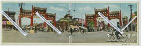 民国北京东四大街路口西侧“行义”牌楼和北侧的“大市街”宽幅明信片一张，可见兴记茶莊。