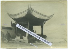 清代湖北汉口禹稷行宫，晴川阁里的禹碑亭老照片。汉阳龟山东临长江处，有一石矶伸入江内，传大禹治水曾来过此处，故名禹功矶，晴川阁为一景点紧凑的小园林，内有一亭，名禹碑亭。14.7X10.6厘米。