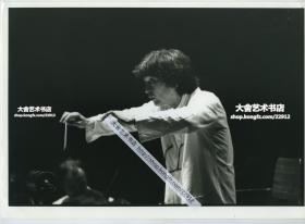 1989年音乐指挥家小泽征尔大幅银盐老照片。29.6X20.8厘米。摄影师理查德·沃特(Richard Watt)拍摄。他很善于利用自己突出的形体动作来诱发和引导乐队队员的音乐表现力，全身进发出强烈的艺术感染力，甚至连头发都成了调动乐队队员情绪的工具