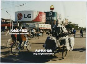 1997年10月19日现代照片一张，北京东单路口东北向西南拍摄祥泰义食品店，111路无轨电车。北京东城人的情怀。