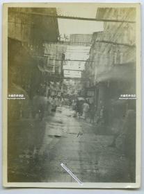 民国时期南方江浙一带老城商业街道街景老照片，拍摄手法亦真亦幻，与繁华的内容形成了鲜明对比。11.2X8.3厘米，泛银