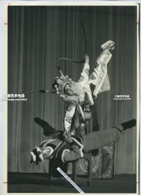 1987年上海昆剧团昆曲艺术家王芝泉和张-铭-荣表演传统经典戏曲《挡马》，呈现高难度舞台动作老照片。摄影师Simon Townsley拍摄。29.6X20.8厘米
