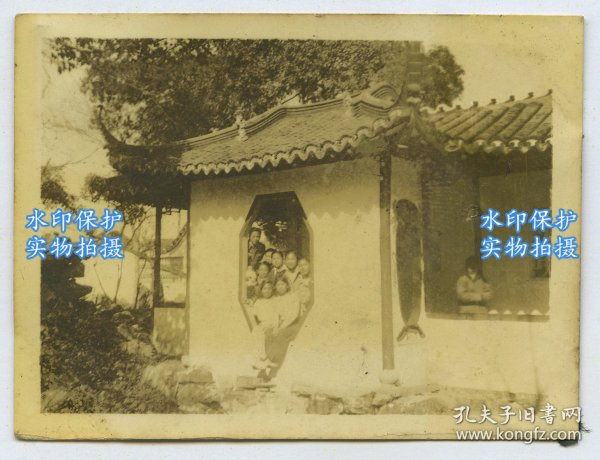 民国上海市嘉定区南翔古典园林（檀园？）青年合影老照片。6.2X4.6厘米，泛银
