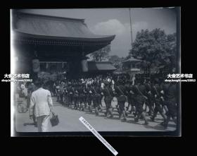 民国日本年轻预备役军校学生列队步入日本神社祈福老底片一张（B）。6X4.5厘米