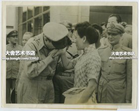 1950年蒋介石夫人宋美龄，陈诚等高级官员在机场送别美国陆军五星上将麦克阿瑟，麦克阿瑟亲吻宋美龄的右手老照片。一旁的国军将领看楞了。22.6X17.8厘米