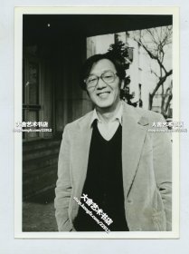 1980年代作家张贤亮照片一张。祖籍江苏盱眙，中国当代作家、收藏家、书法家，曾任宁夏回族自治区文联副主席、主席，中国作家协会宁夏分会主席等职，并任六届政协全国委员会委员，中国作协主席团委员。17.7X12.6厘米