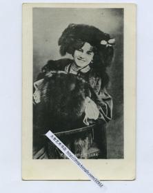 1905年欧美舞台剧女演员Gertie Miller 俏皮可爱穿皮草大衣老照片，贴邮票于1905年10月24日实寄过