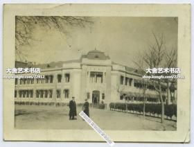 1918-1919年北京清华大学清华学堂老照片一张。8.5X6.2厘米，泛银。照片来自甘博的朋友, 沪江大学教授普天德博士（Dr.Gordon Poteat ）收藏。