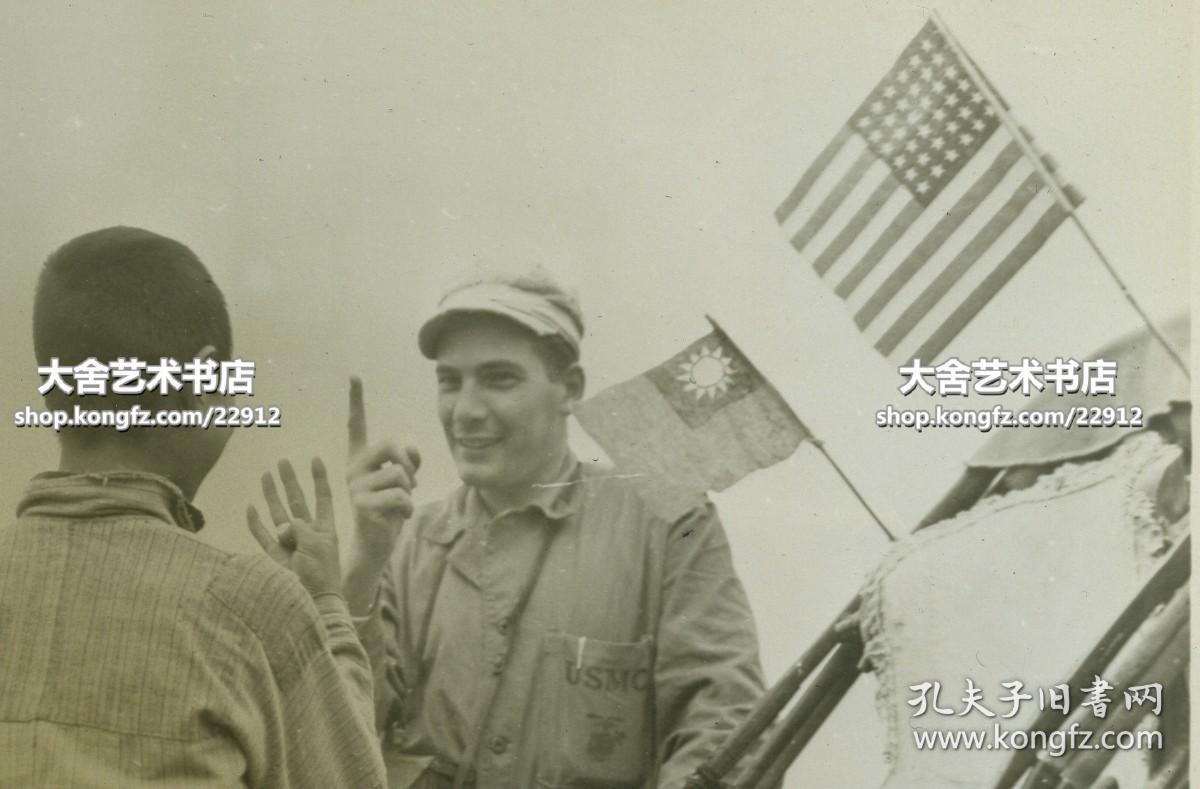 1945年10月日本投降后接管天津的美军第一师官兵，在街头坐人力车前和车夫讨价还价老照片。