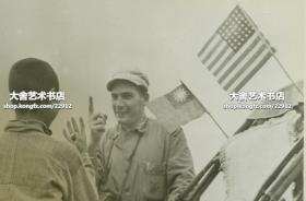 1945年10月日本投降后接管天津的美军第一师官兵，在街头坐人力车前和车夫讨价还价老照片。