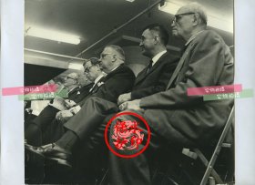 1966年美国国家茶叶公司股东大会，总裁诺曼·斯特佩尔顿 (Norman A Stepelton)向三百名股东讲话，公司领导前排就坐。24.5X21.8厘米