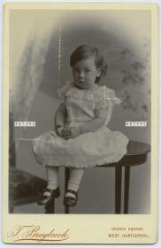 清代西洋小女孩肖像橱柜照片一张，整件尺寸16.6X10.8厘米,照片自身14X9.7厘米。英国英格兰东北部港市哈特尔普尔（照相馆。