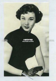 1956年电影女明星李丽华旗袍唯美肖像老照片一张，李丽华自幼拜师于京剧名宿穆铁芬、章遏云门下 ，十二岁移居北平，十六岁入上海艺华影片公司，1940年因主演《三笑》而知名。后在艺华影片公司主演《千里送京娘》等十七部影片。曾经多次创下票房的最高纪录。21.8X13.3厘米。