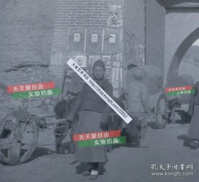 民国时期河北张家口大镜门城门原版胶片底片一张，大境门与山海关、居庸关、嘉峪关并称为万里长城“四大名关”，号称“北方丝绸之路”的古商道就是从这里出发，一直到草原腹地库伦。大境门是中国万里长城众多关隘中一个十分特殊的关口。我国万里长城的关口都以“关”“口”称谓，而只有张家口的这个关口被称做“境门”，“境门”意思是指边境之门。11.3X8.5厘米。