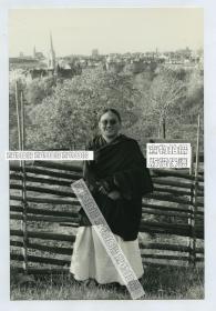 1984年10月藏传佛教第42任萨迦法王拿望贡噶罗卓旺秋仁千吉美听列，在欧洲访问照片一张，藏族活佛，其又称萨迦崔津、崔津法王、天津法王，又称萨迦贡玛仁波切。摄影师Torbjorn Zadig 拍摄。24X16.1厘米。