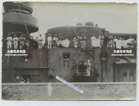 1904年东北满洲日俄战争时期，在山东青岛港的俄国战列舰皇太子号，其在战争中遭受重创，被迫前往青岛寻求庇护，按当时海牙海军作战协定，“皇太子”号被控制青岛的德国扣留，直到日俄战争结束它才返回波罗的海。14.3X10.5厘米