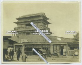 1910年代后期北京德胜门城楼南侧以及斜街菓子市老照片，此时脊瓦已经全部掉光了，1921年，德胜门城楼因被认为情况危险，构件糟朽损坏严重而被拆除。12.2X9.7厘米，泛银，迄今为止所见最清晰的德胜门城楼近景老照片。