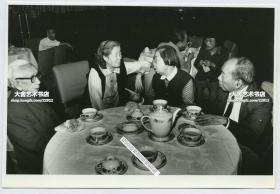 1980年代第六届全国政协茶话会，邓颖超老大姐和代表交谈老照片，桌上有整套考究茶具（红色官窑）。14.6X9.9厘米