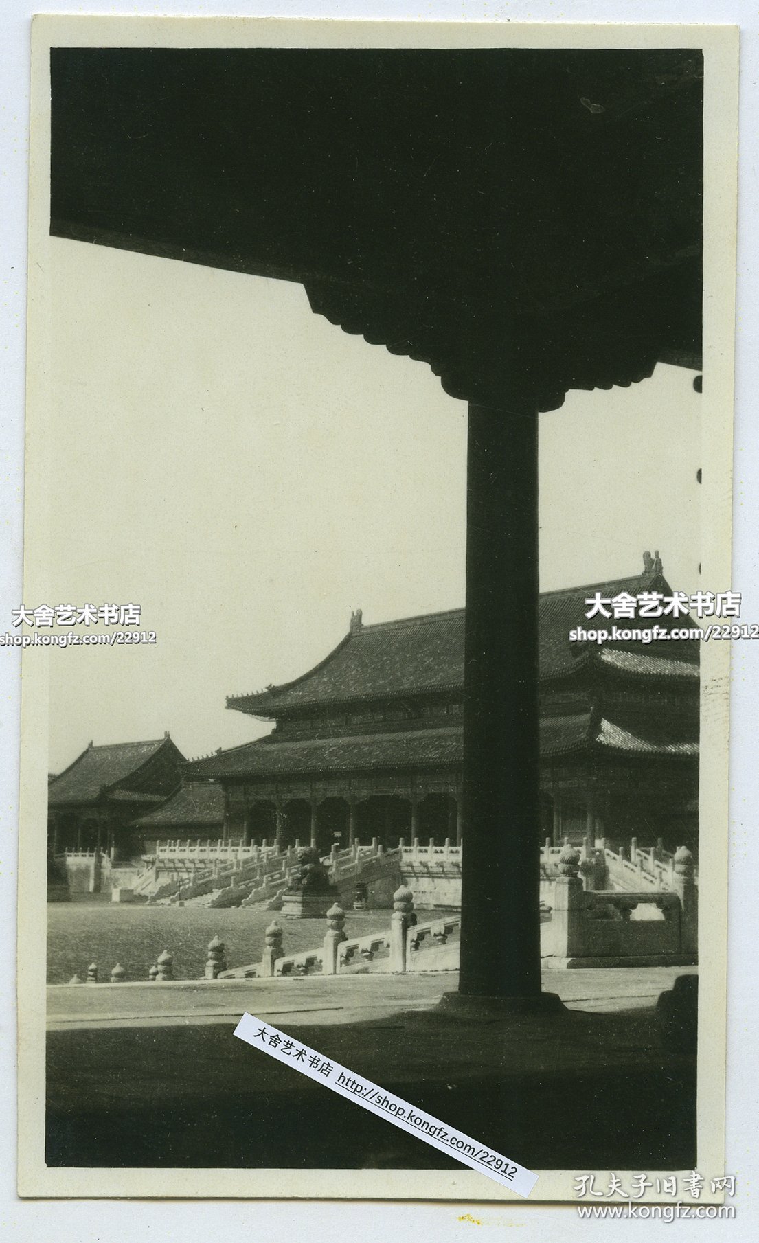 民国时期北京紫禁城故宫太和门老照片一张，由东配殿向西北方向拍摄，摄影角度构图脱俗。10.9X6.4厘米，泛银