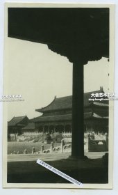 民国时期北京紫禁城故宫太和门老照片一张，由东配殿向西北方向拍摄，摄影角度构图脱俗。10.9X6.4厘米，泛银