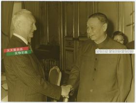 1973年中国外交部长姬鹏飞应邀出访英国、法国、伊朗和巴基斯坦，抵达法国后和当地迎接的官员握手合影老照片。23.8X18.2厘米