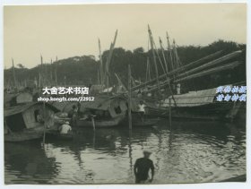 1950-1960年代东南亚地区港湾中停靠的木帆船老照片。12.5X9.3厘米