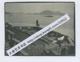 1908年5月22日浙江舟山群岛西南晓峰岭的定海炮台俯瞰老照片一张，第一次鸦片战争时期定海总兵葛云飞等人修建的工事。10.5X8.1厘米，泛银