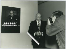 1977年银盐照片一张，名人像摄影师优素福·卡什和他著名的作品“愤怒的丘吉尔”合影。24X17.7厘米