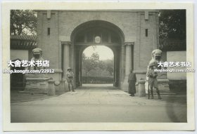民国北京东交民巷使馆区法国领事馆正门老照片，原先的纯公府石狮保留了一对，有法国卫兵把守。8.9X5.8厘米。泛银。