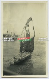民国湖北汉口英国租界沿江大道外滩附近长江江面，一艘帆已经破损，但仍旧照常使用的独桅帆船老照片。10.7X6.4厘米。泛银。