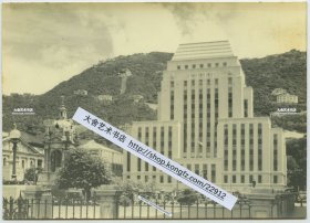 民国香港汇丰银行大楼和女王雕像纪念碑老照片一张。15.3X11厘米。