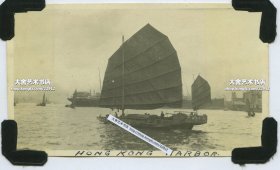 民国时期香港港口附近海面上的中型双桅帆船老照片。11X6.3厘米，泛银。