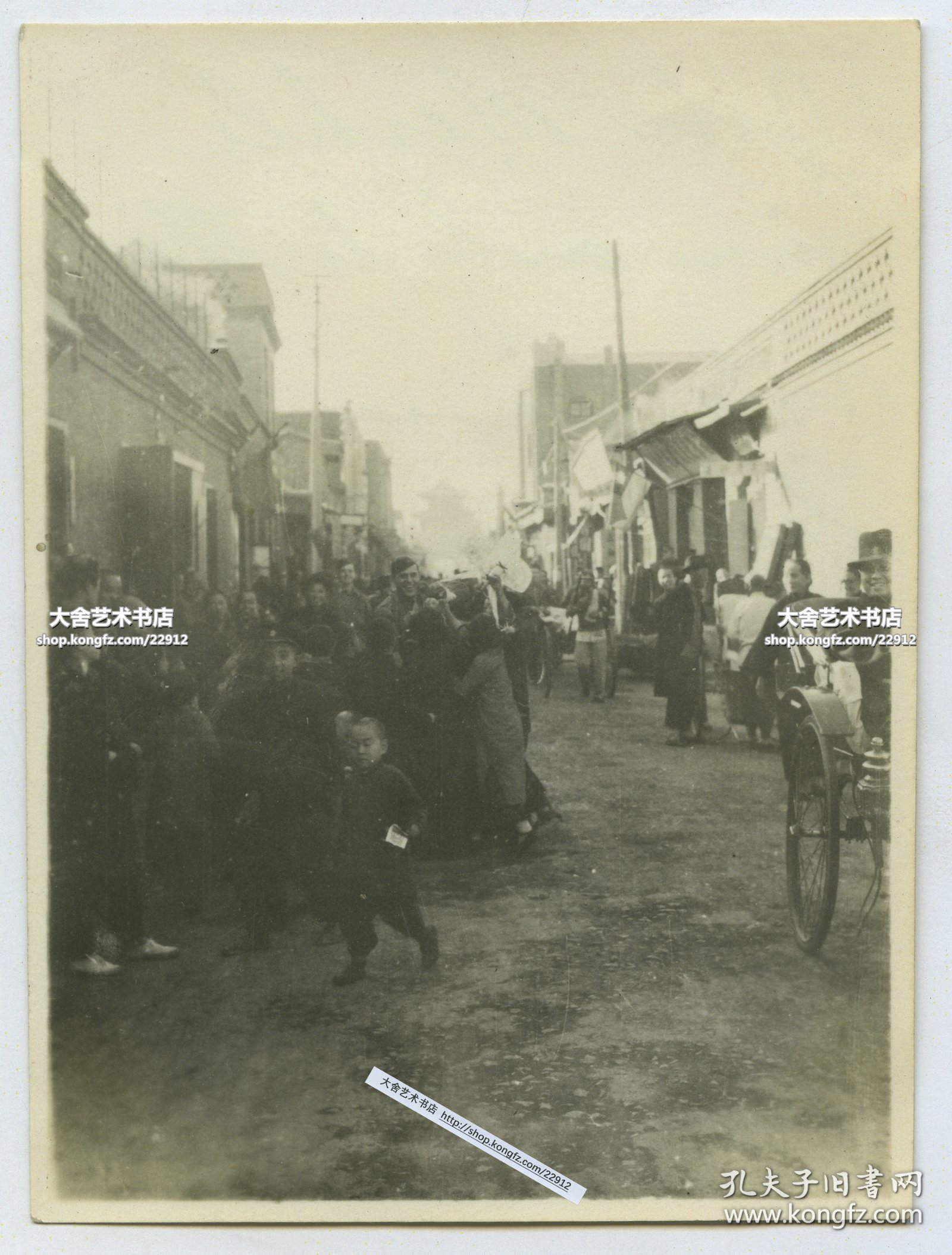 1945年二战日本投降美军接管天津后，一名美军军官在鼓楼一侧的街道上，被天津儿童围拢在其中，美军和当地百姓关系其乐融融。9.9X7.4厘米, 泛银